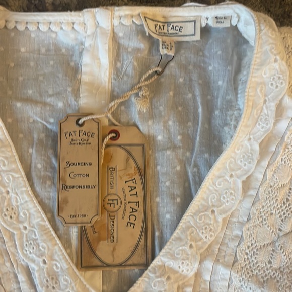 White blouse - Picture 2 of 3